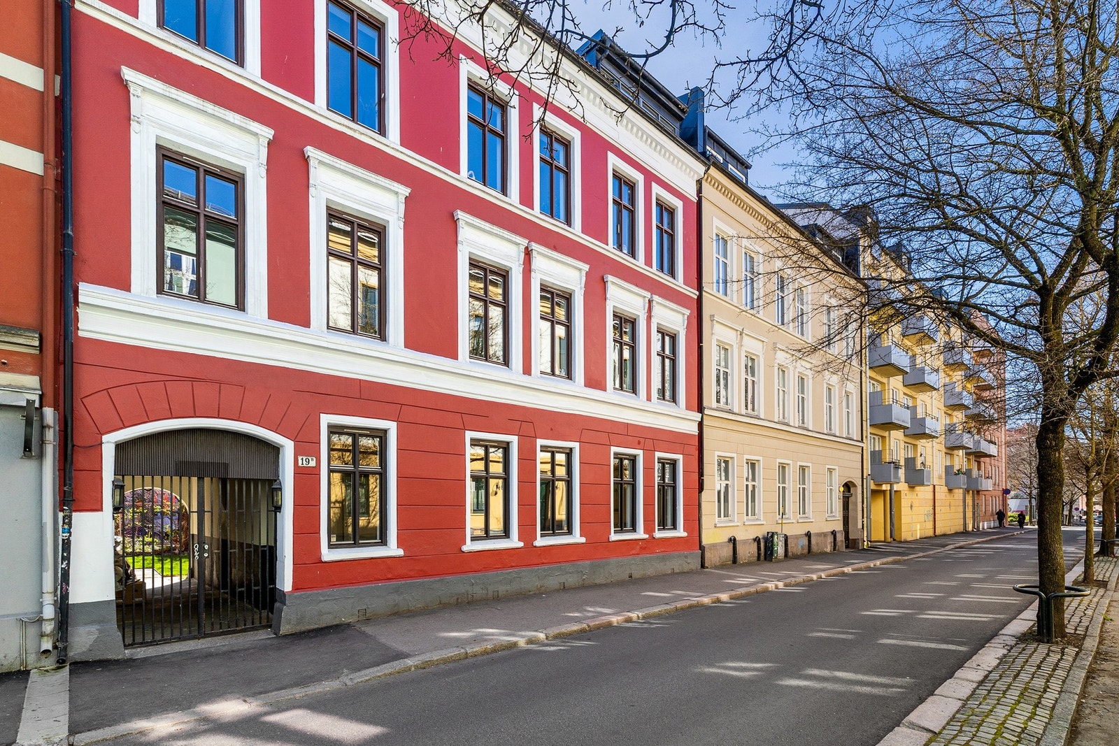 Historisk og vakker 1890-gård med sentral og attraktiv beliggenhet. Galleribilde