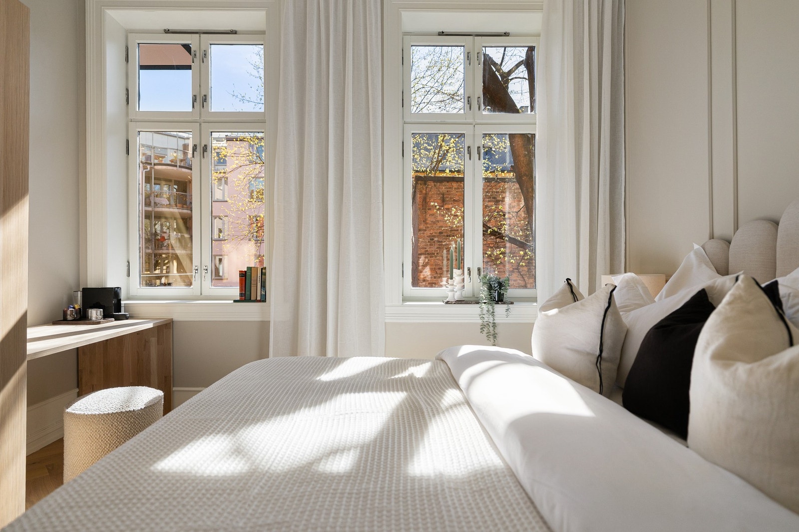 Master soverom med god plass til dobbeltseng, garderobe og nattbord. Galleribilde