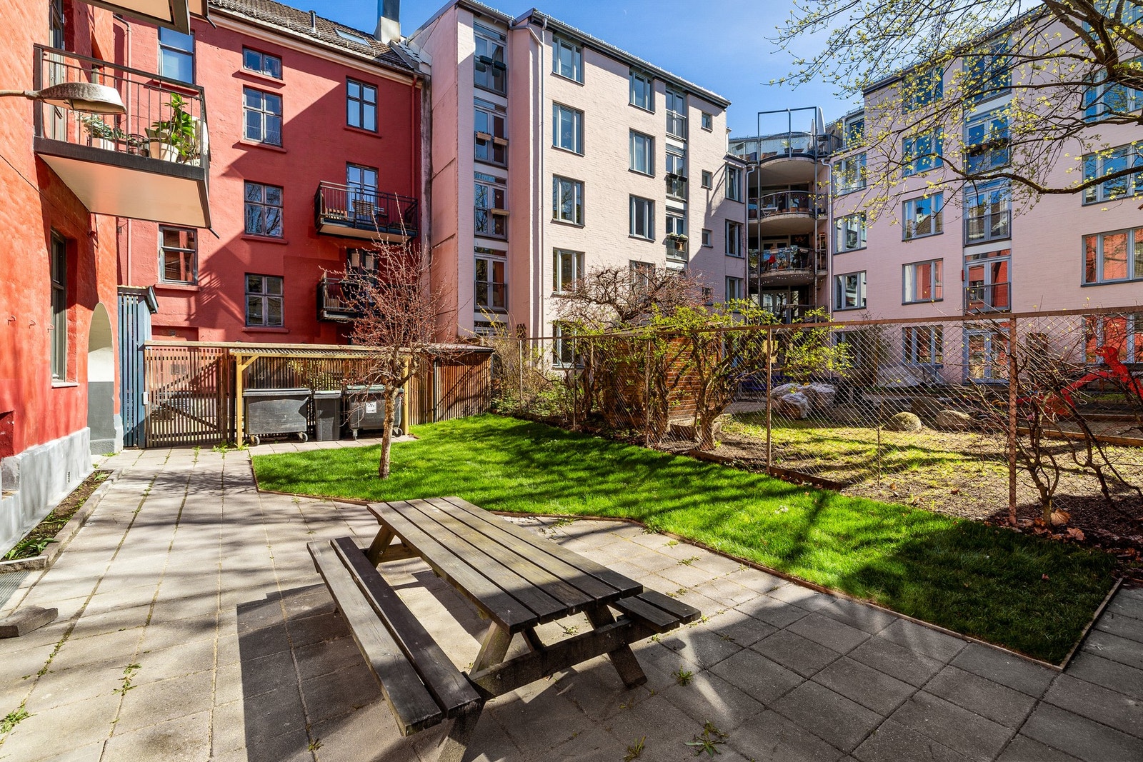 Her er det både plen, beplantning og sittegrupper til glede for beboere. Galleribilde
