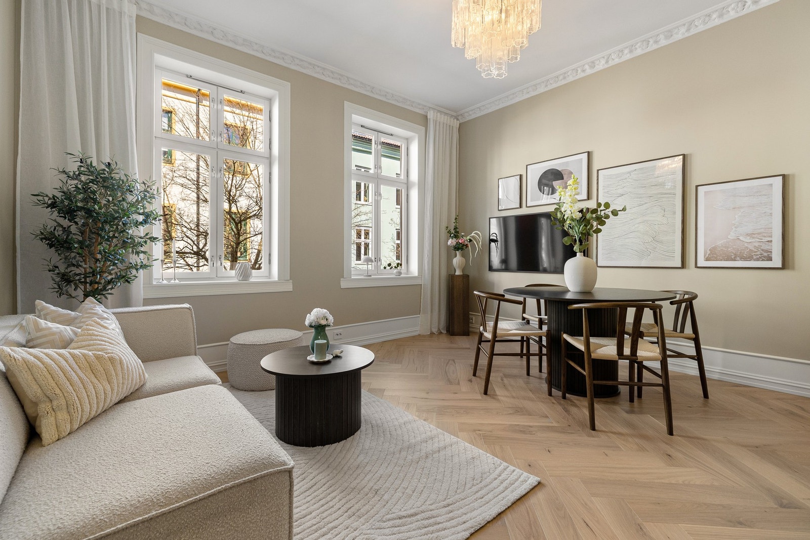To doble vindusflater i stue. Det er god plass til både spisestue og sofa. Galleribilde
