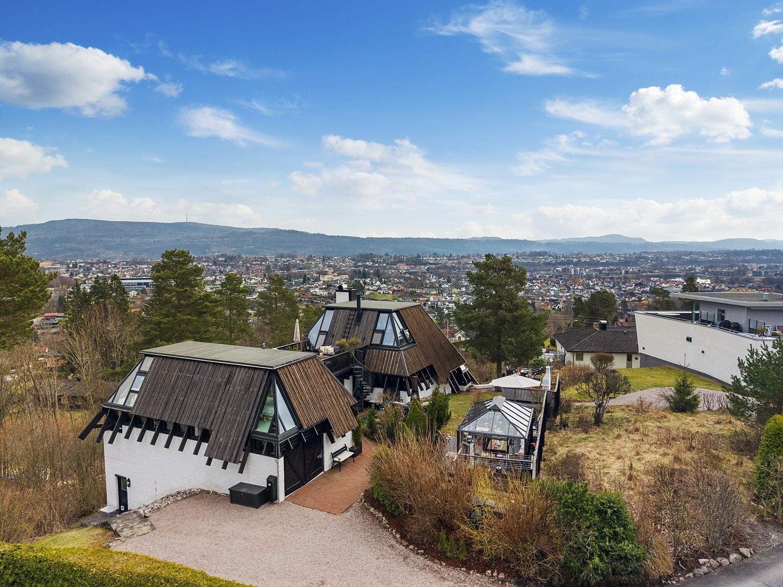 Beliggenheten gir fantastisk utsikt mot Skien sentrum, Vealøs, Skrehelle og Luksefjell Galleribilde