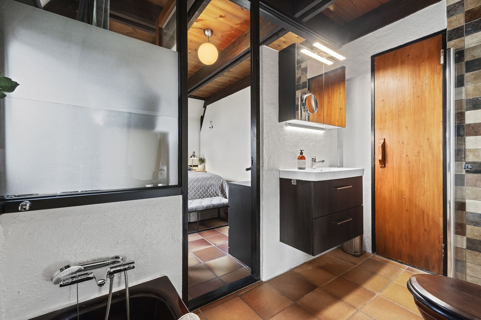 Fra badet har du tilgang til hovedsoverommet Galleribilde