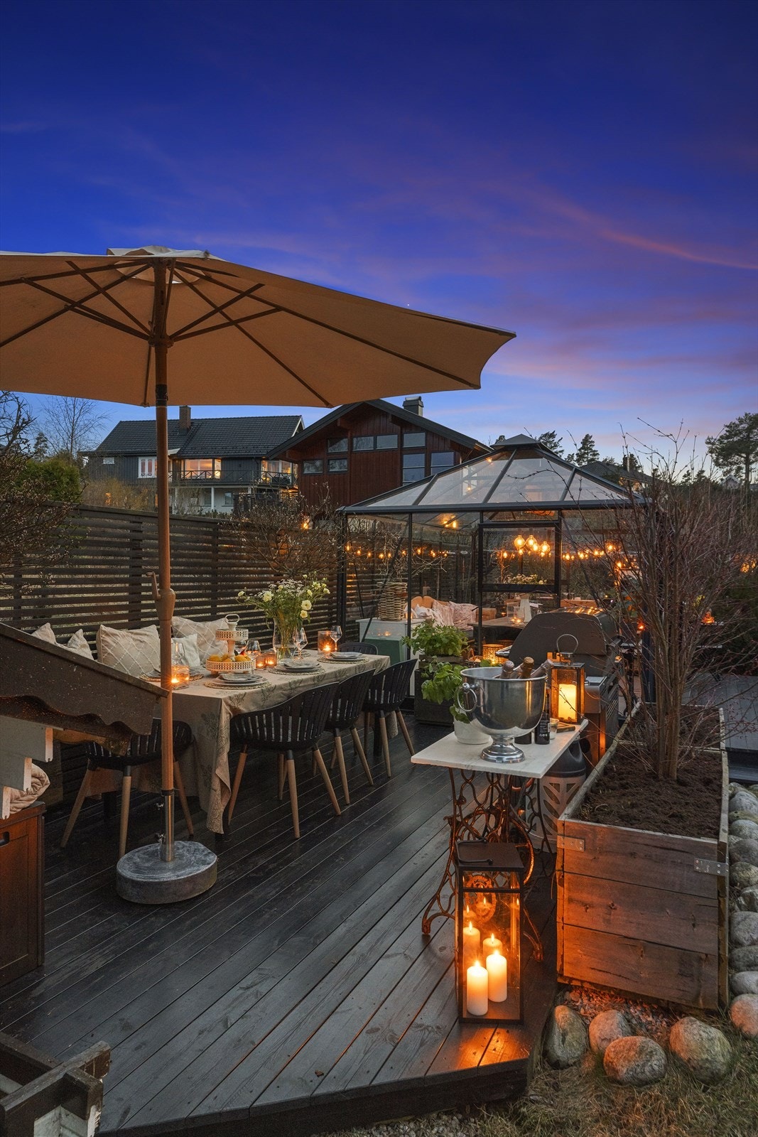 Eiendommen har et variert og innbydende uteområde med flere terrasseflater som legger til rette for ulike soner Galleribilde
