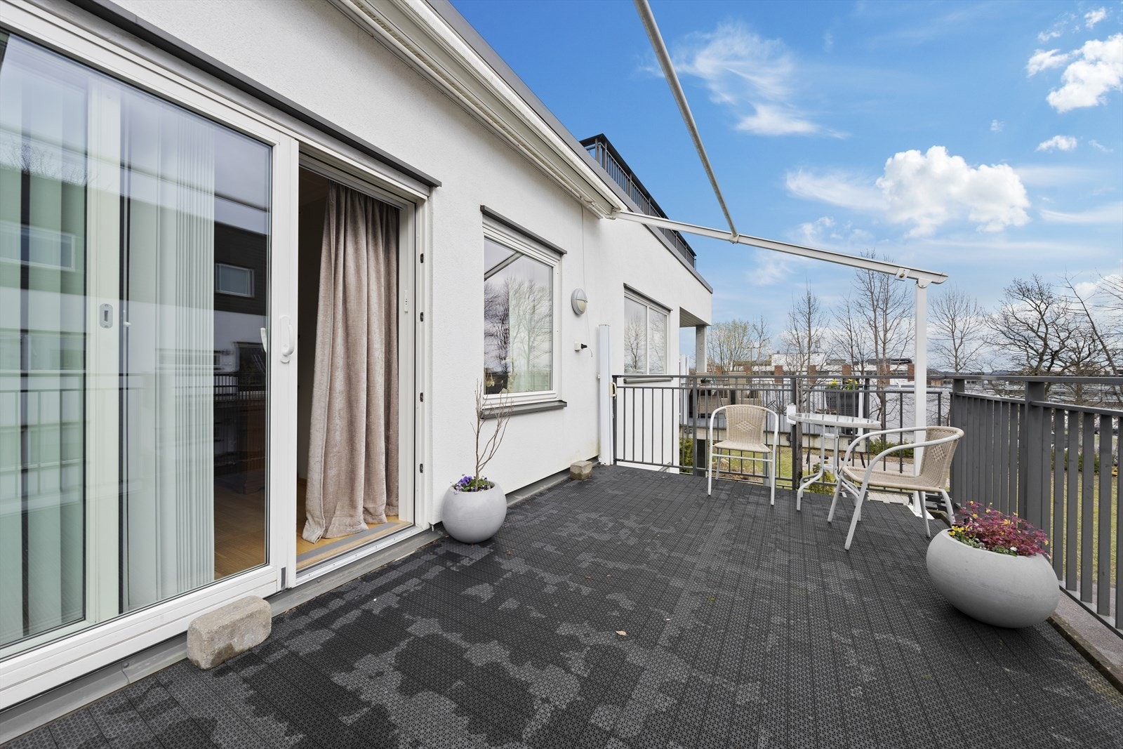 Balkongen har adkomst via skyvedør fra stuen Galleribilde