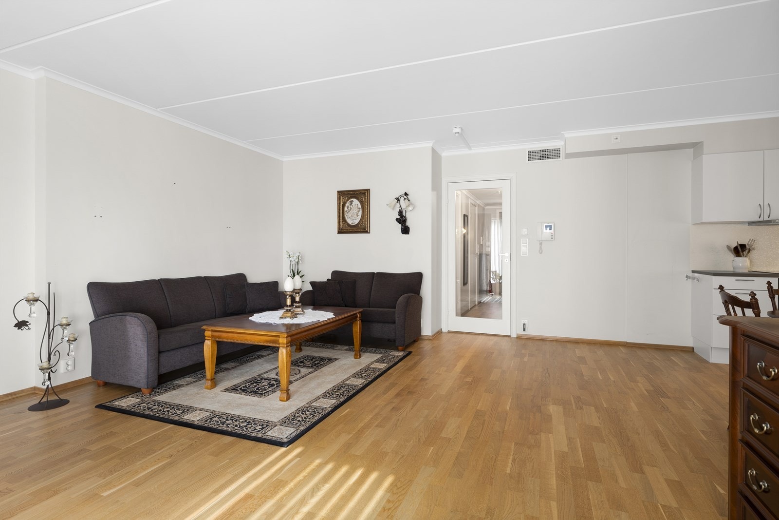 Stuen er av god størrelse og det er god plass til både sofagruppe og spisestue Galleribilde
