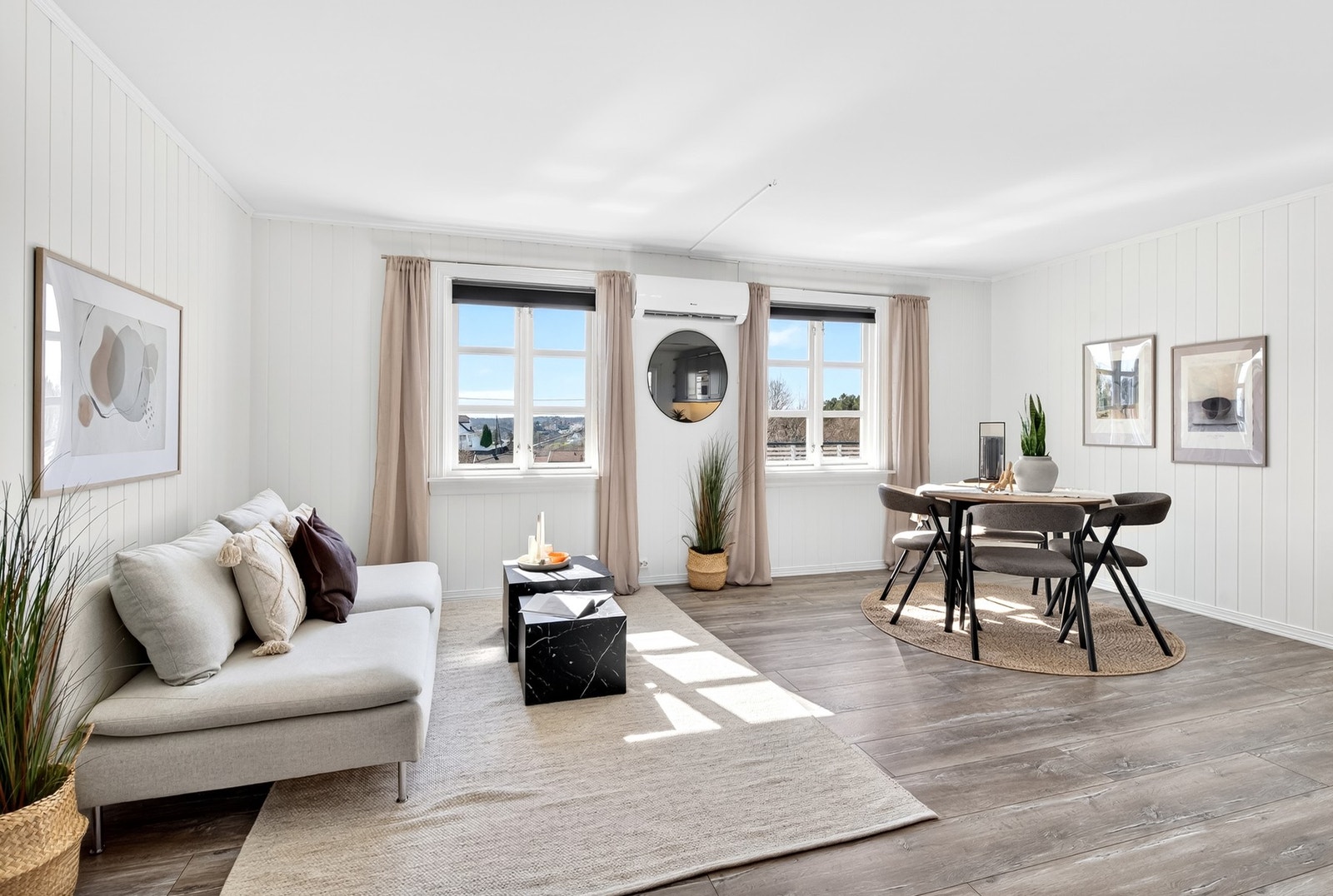 Lys og innbydende stue med god plass til både sofagruppe og spiseplass. Galleribilde