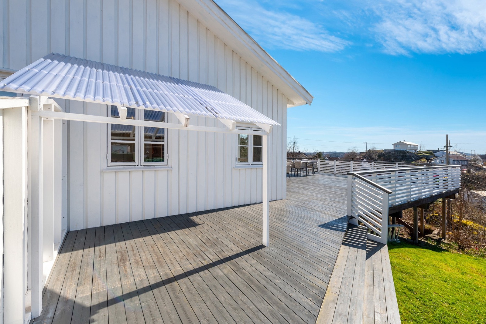 Overbygd veranda hjørne som gir en lun og hyggelig atmosfære. Galleribilde
