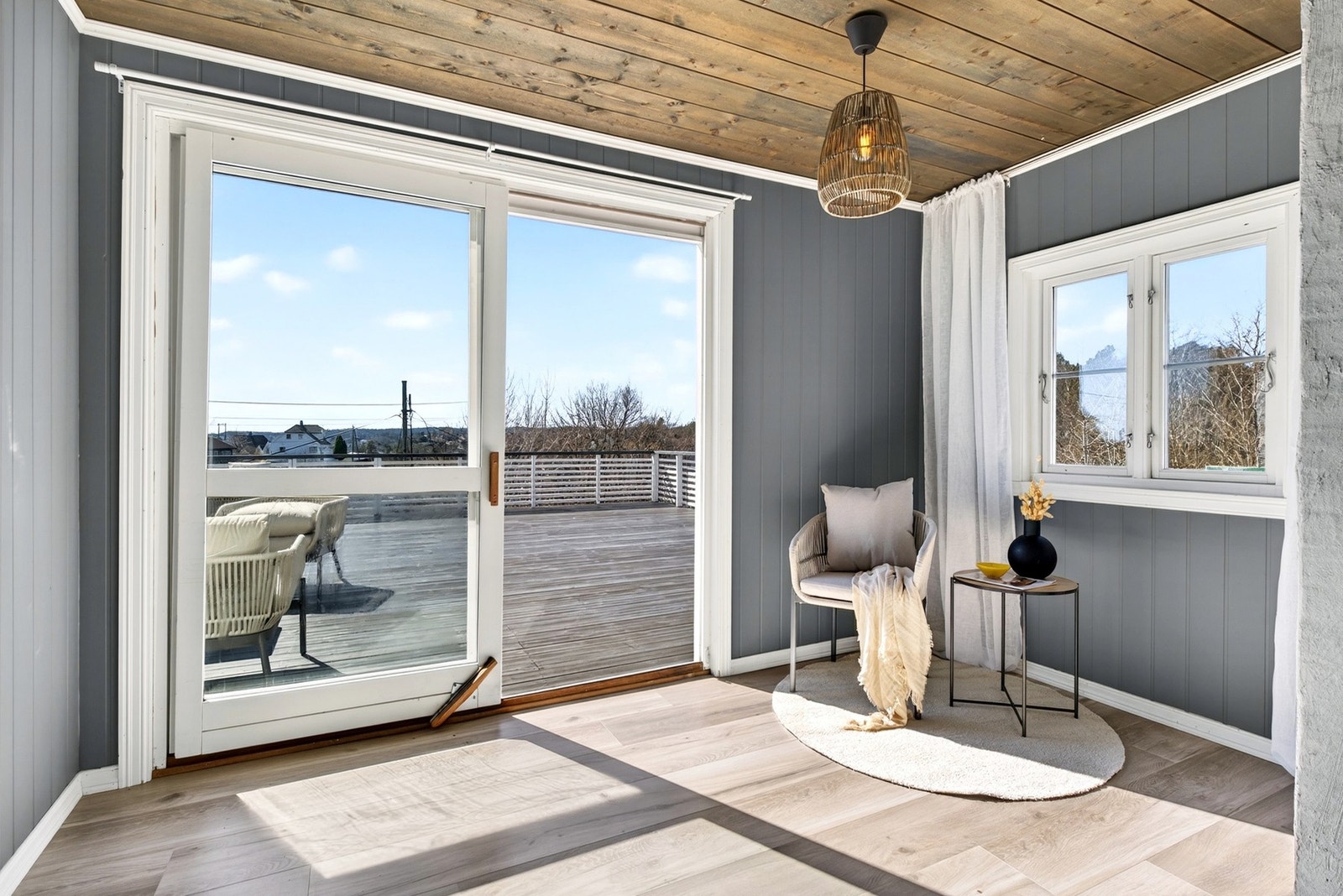 Hagestue med skyvedør og direkte utgang til terrasse - fin overgang mellom inne og ute. Galleribilde
