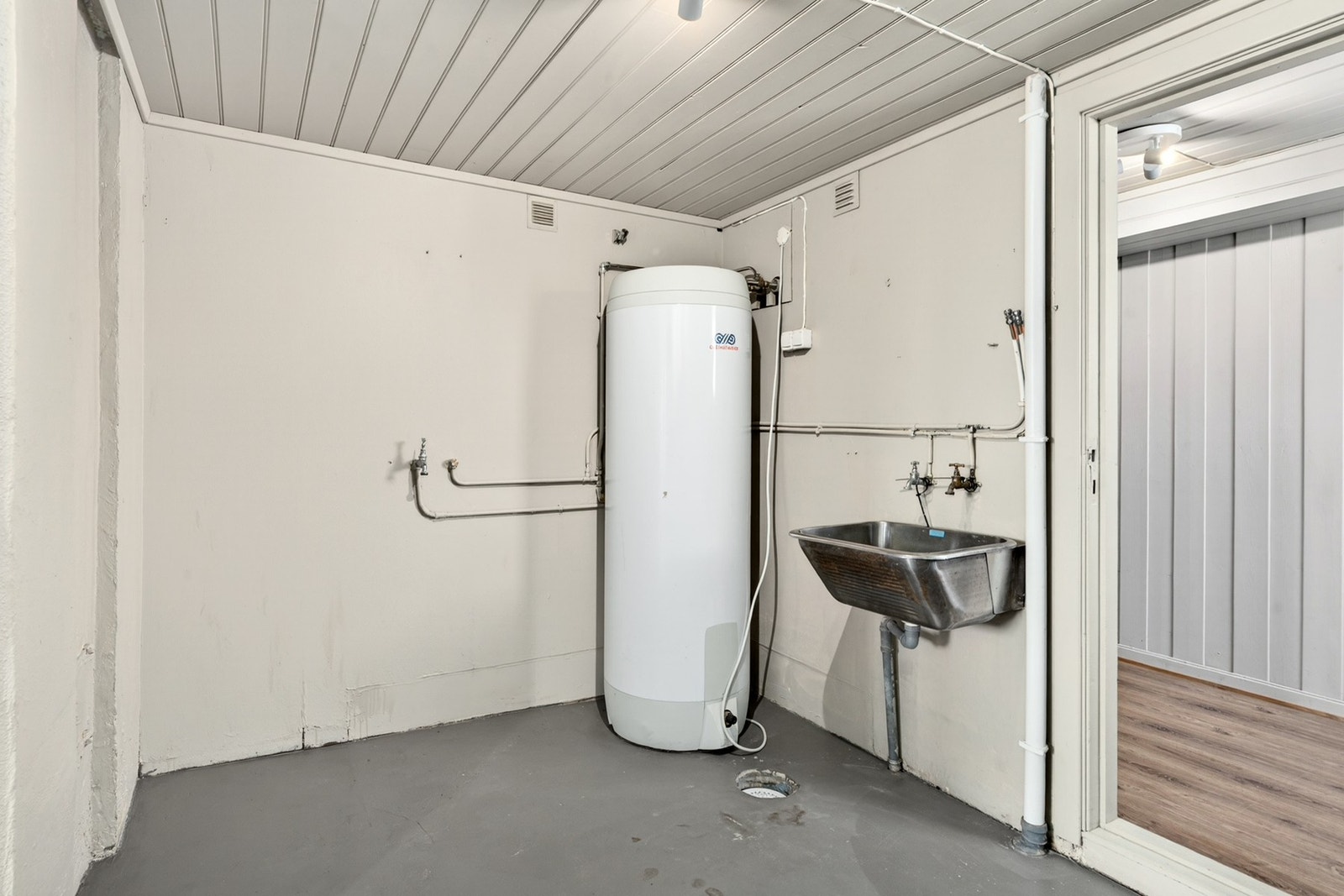 Funksjonelt rom utstyrt med varmtvannsbereder fra 2020 og utslagsvask. Galleribilde