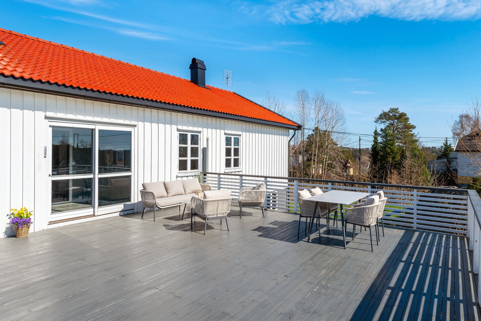 Romslig veranda som forlenger boligens oppholdsareal utendørs. Galleribilde