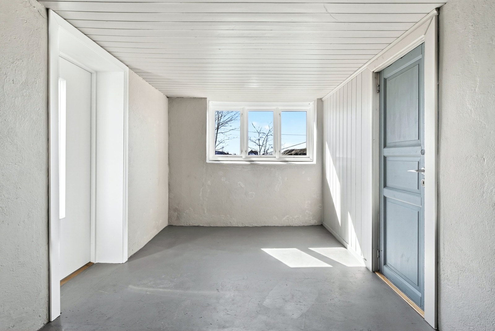Praktisk inngang og gang i kjeller med god plass til oppbevaring og enkel adkomst til øvrige rom. Galleribilde