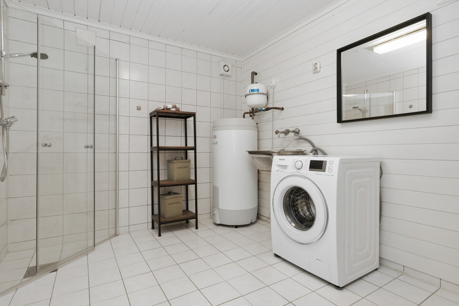 Vaskerommet har opprinnelse fra byggeår og er utstyrt med vaskekum, dusjløsning og opplegg for vaskemaskin. Rommet har varmekabler og ventilasjon via vifte i vegg. Det må påregnes totalrenovering for å tilfredsstille dagens krav til våtrom. Galleribilde