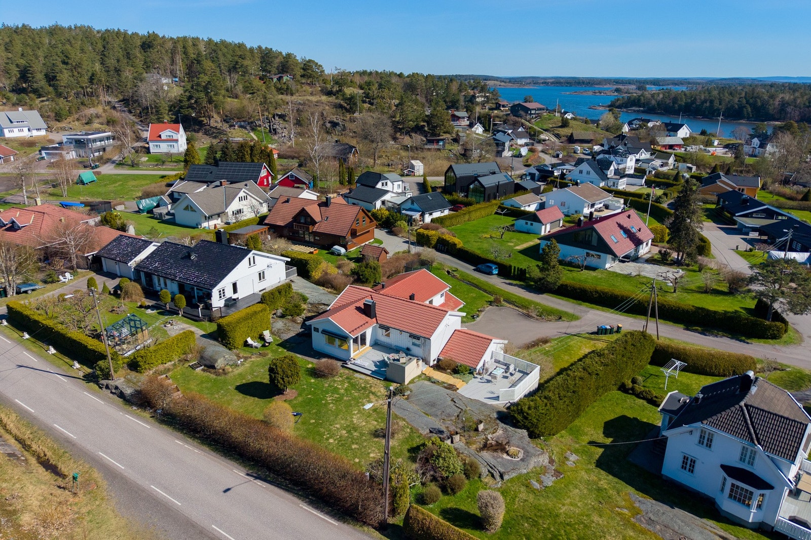 Hanna Sundby v/EIE Tønsberg ønsker velkommen til Sandløkkeveien 7! Foto: Bjørn Kjærra. Galleribilde