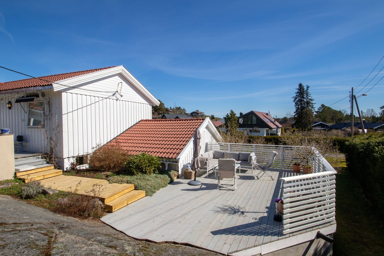 Terrasser på 60 kvm fordelt på flere soner. Sol fra morgen til kveld. Galleribilde