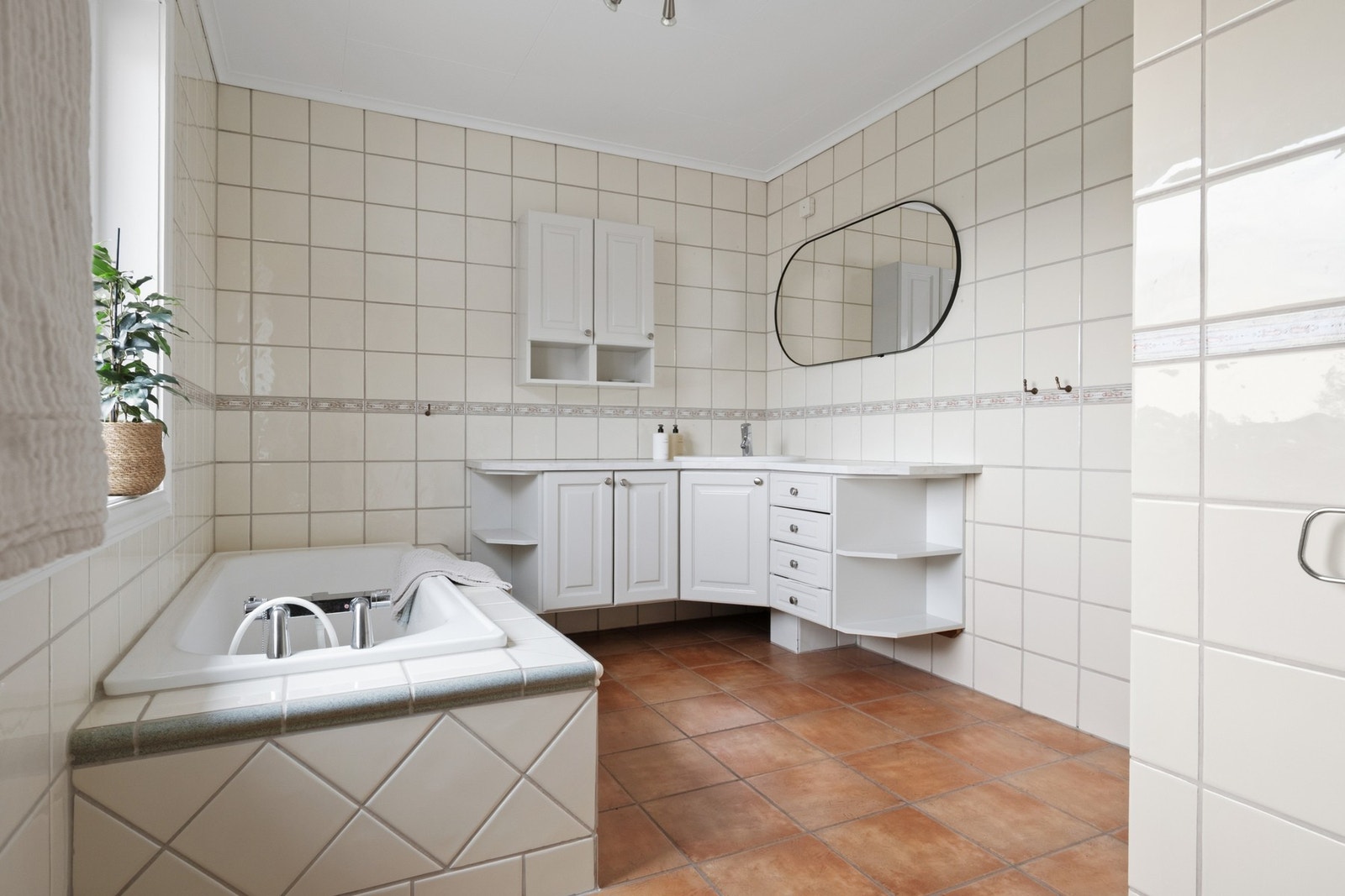 Badet i hovedetasjen er fra 1998 og har flislagte overflater på gulv og vegger, samt elektriske varmekabler. Rommet er innredet med servant, toalett, badekar og dusjnisje. Galleribilde