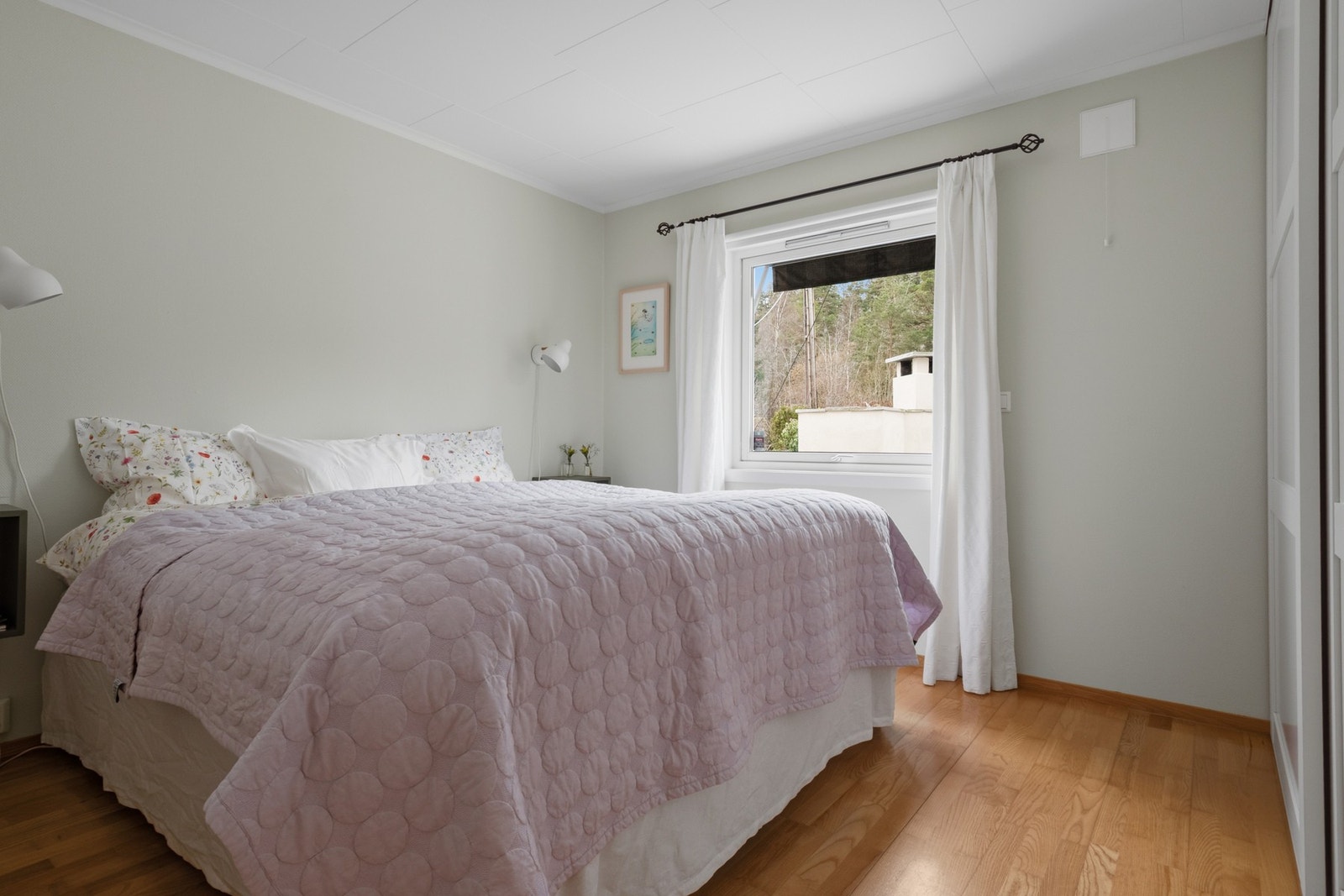 Hovedsoverommet har plass til dobbeltseng med nattbord på begge sider, og har god plass til oppbevaring i skyvedørsgarderobe. Galleribilde