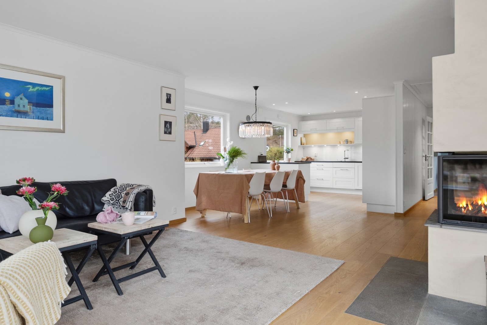 Fra stuen har du åpen løsning til spisestue og kjøkken. Galleribilde