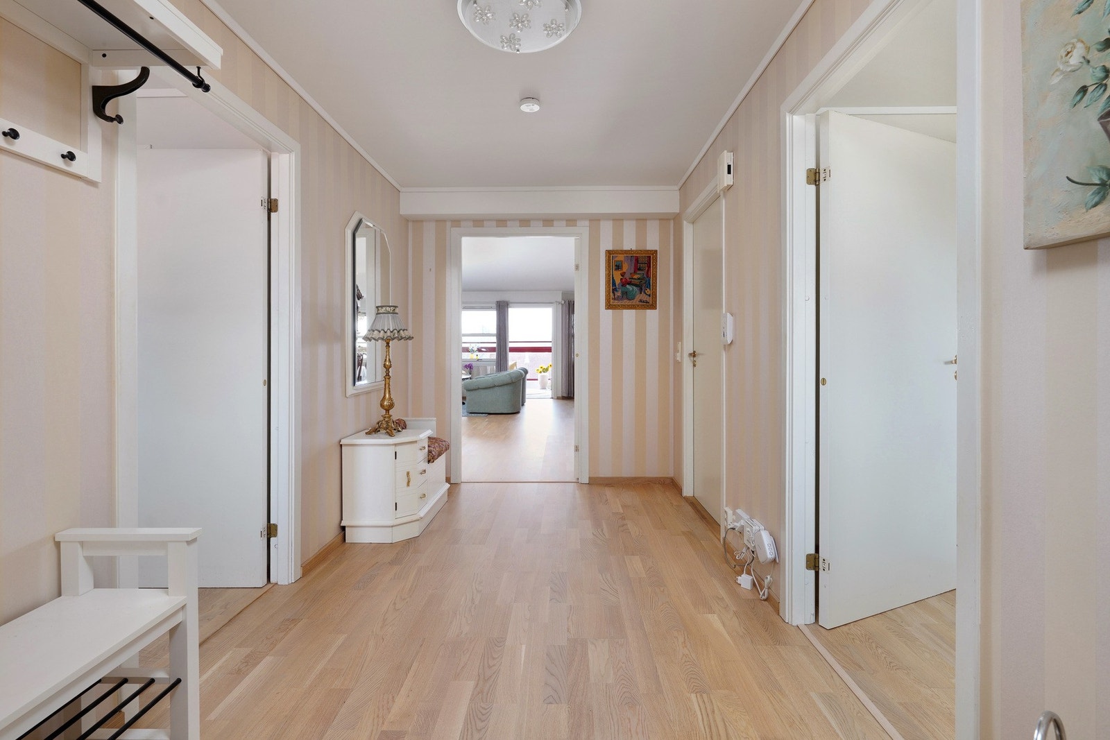 Stor gang med tilgang til alle boligens rom. Det er også en innvendig bod ifm gangen. I tillegg til bod nede. Galleribilde