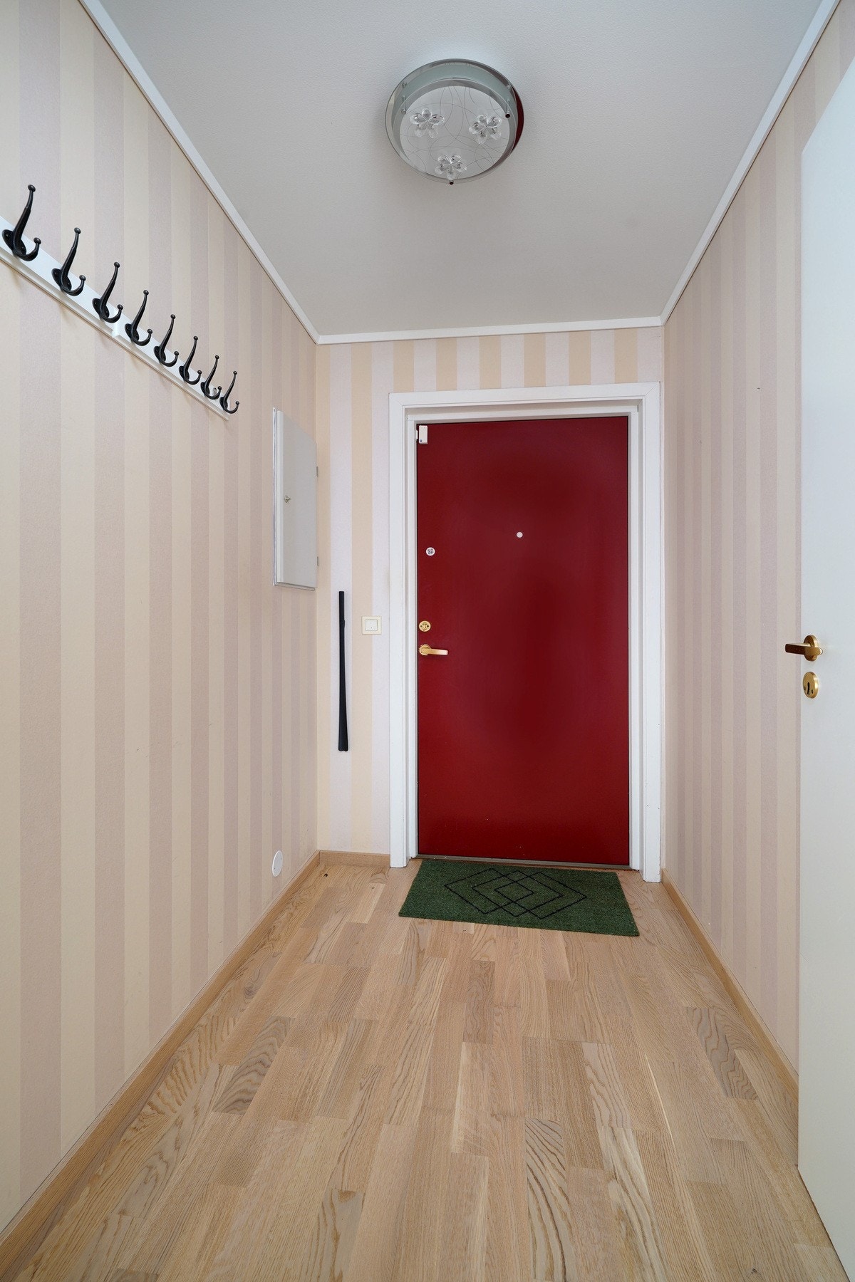 Vindfang/entré med god plass til å henge fra seg. Galleribilde