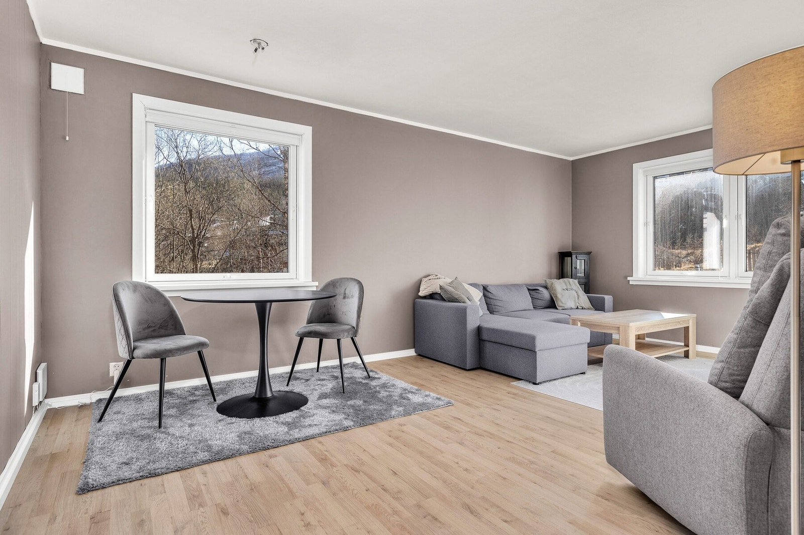 Stue med plass til spisebord og sofagruppe Galleribilde