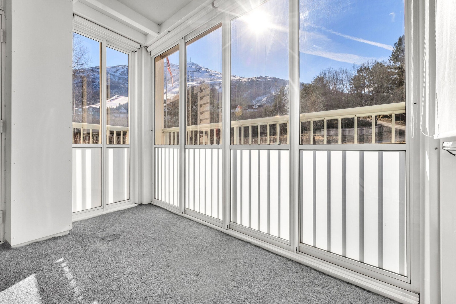 Leiligheten har innglasset balkong med fin utsikt mot fjellet og gode solforhold dagtid. Galleribilde