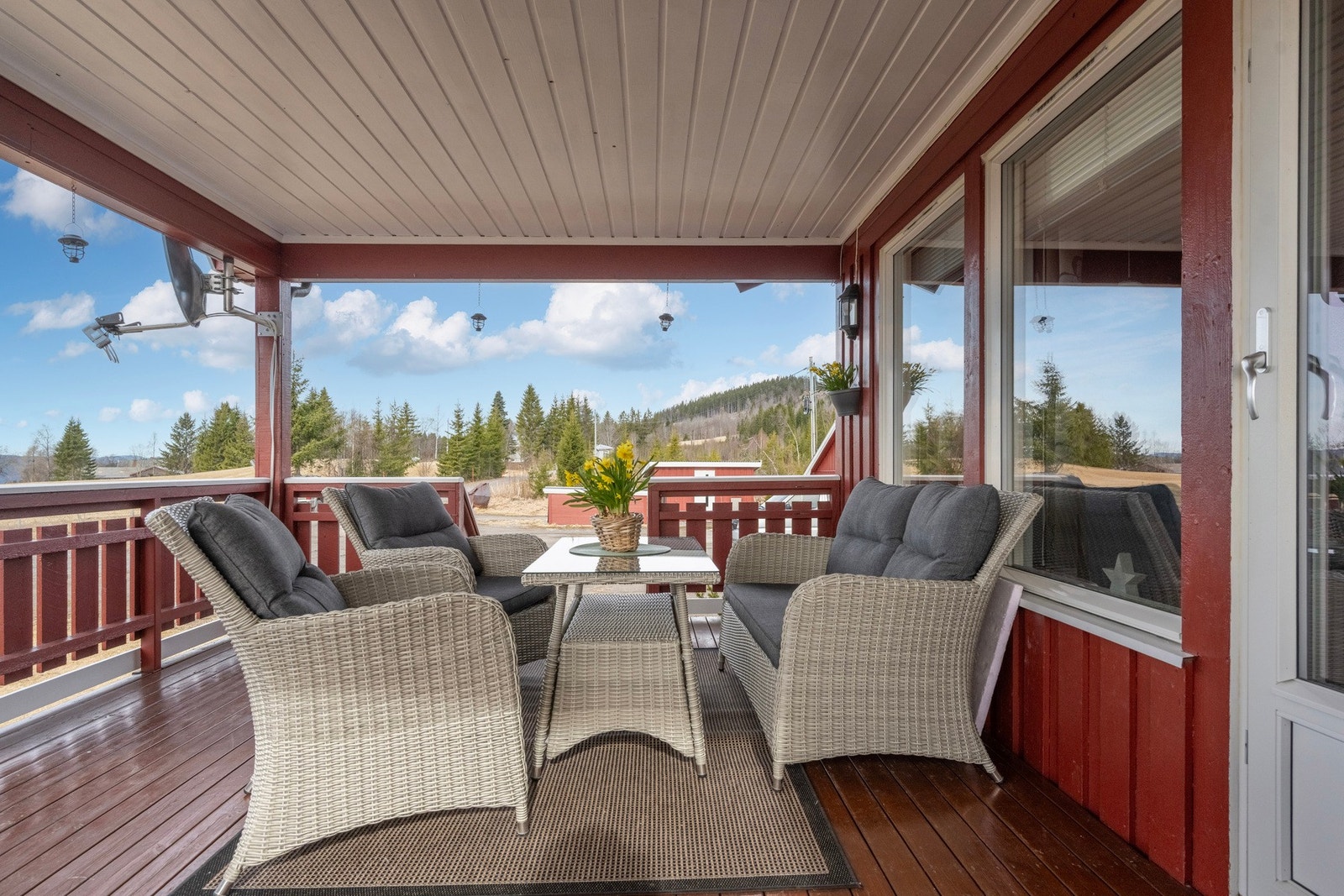 Overbygget veranda (ca. 2007), som fungerer som en naturlig forlengelse av stuen i de varmere månedene Galleribilde