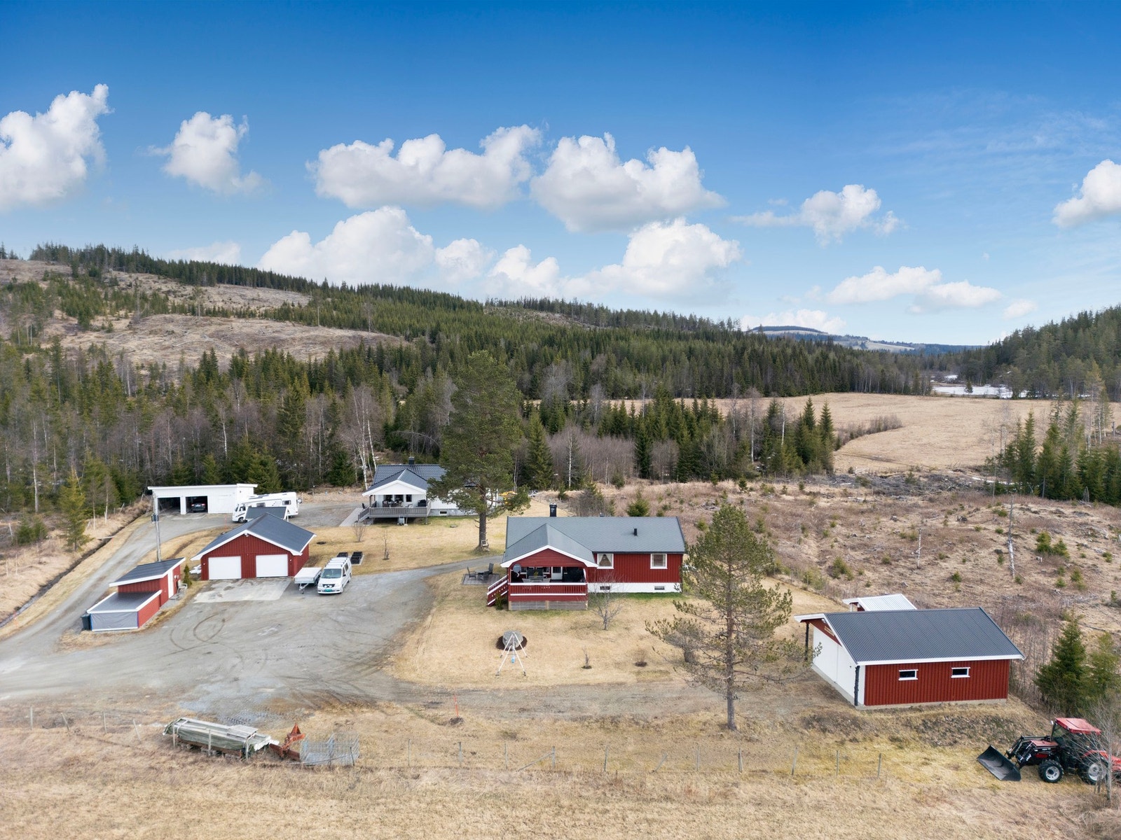 To garasjer, uthus og lekestue følger med eiendommen. Galleribilde