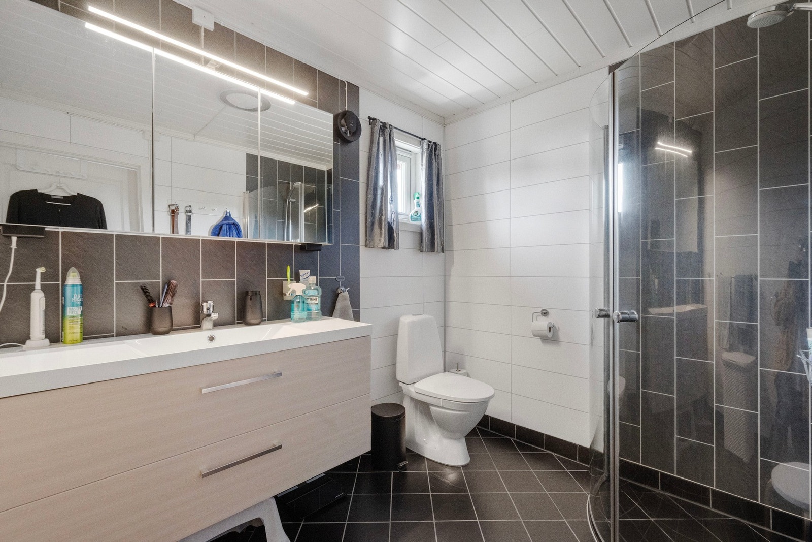 Badet er fra ca. 2010 og har flislagt gulv samt vegger med baderomsplater Galleribilde