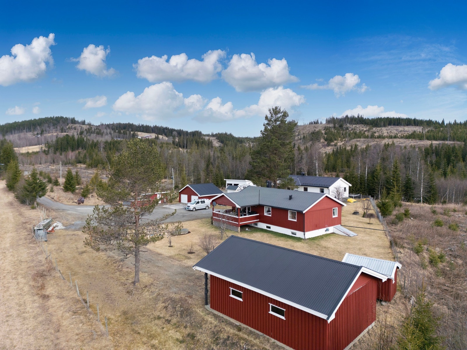 Fra eiendommen er det ca. 12 km til Hov, som er kommunens administrasjonssenter med et godt utvalg av dagligvarebutikker, servicetilbud og øvrige fasiliteter Galleribilde