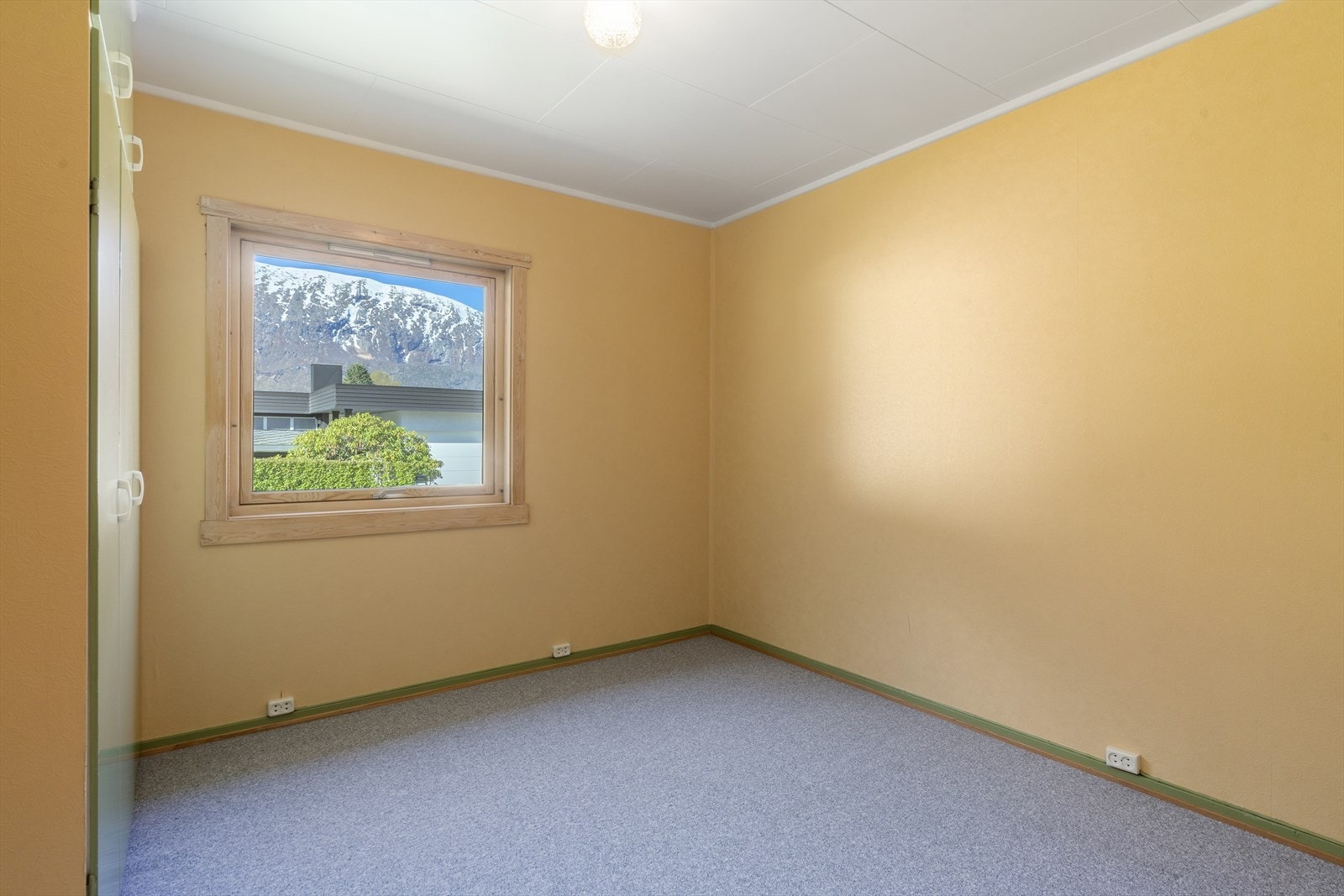 I soveromsdelen av huset finner man tre soverom. Soverom 1 har integrert skap langs den ene veggen. Galleribilde