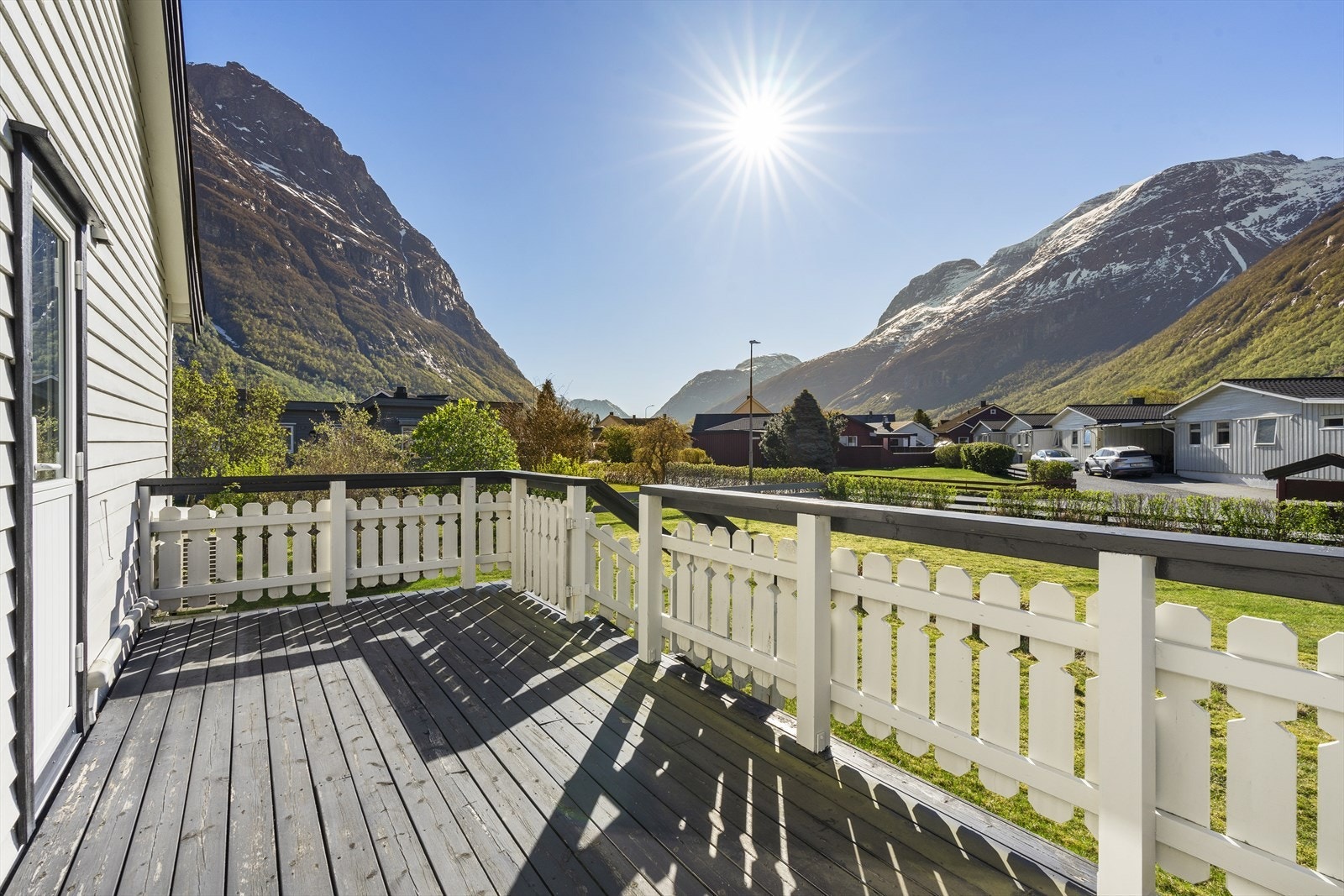 Verandaen er sørvendt og har utsikt mot Sunndalens flotte fjell. Galleribilde