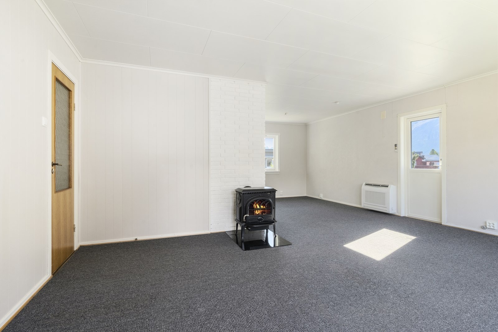 Stuen går praktisk L-form, og man har her god plass til flere møbleringer. Galleribilde