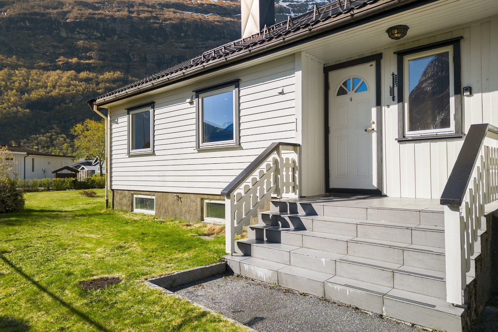 Hovedinngangen har flislagt trapp, en enkel og innbydende tilgang til boligen. Galleribilde