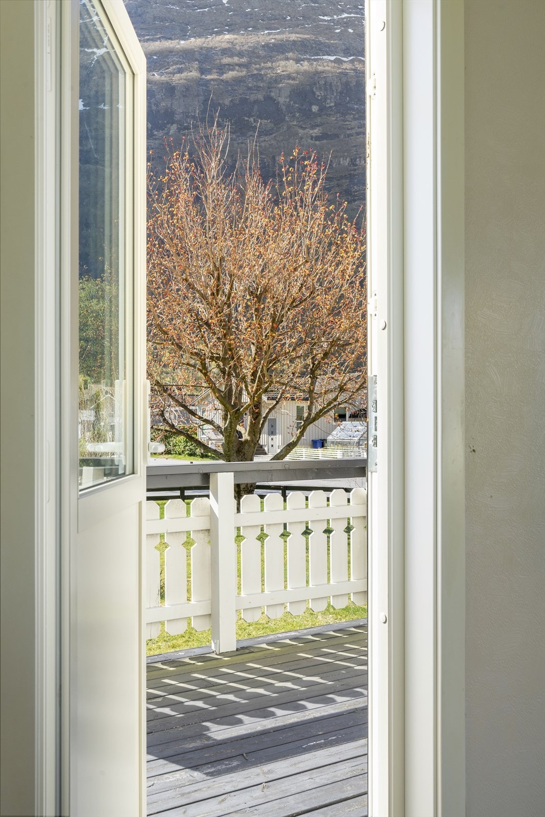 Fra boligen er det direkte utgang til en romslig veranda. Galleribilde