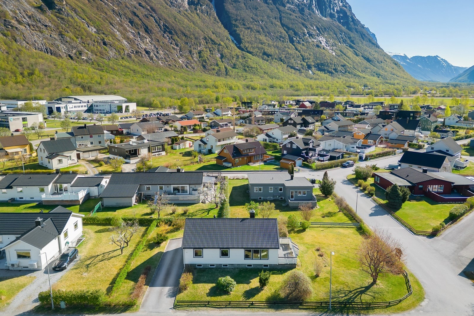 Oversiktsbildet viser nærheten til skolene, svømmehall og idrettshall. Galleribilde