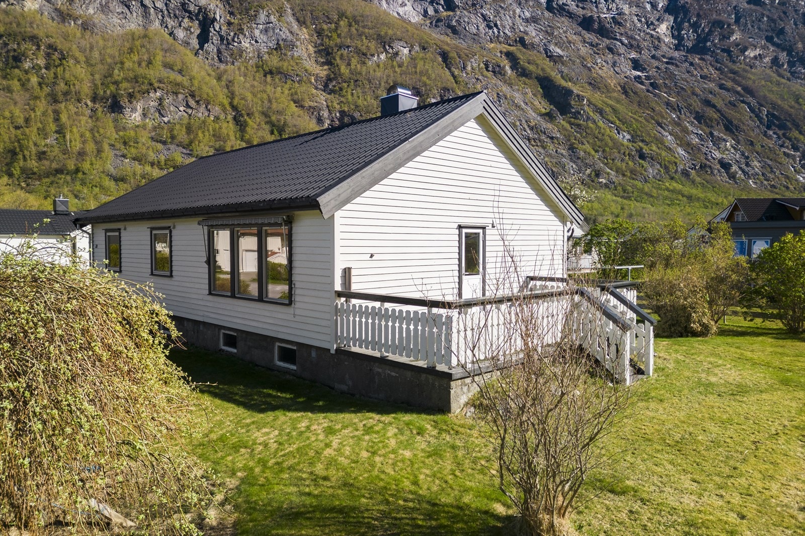 Hagen er romslig og gir mange muligheter for bruk og beplantning. Galleribilde