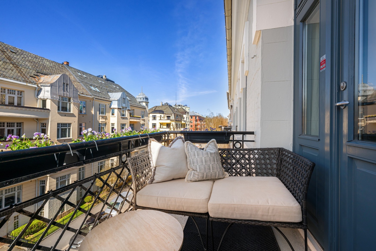 Fra stuen er det utgang til en vestvendt balkong med gode solforhold, ideelt for rolige ettermiddager og kvelder. Galleribilde