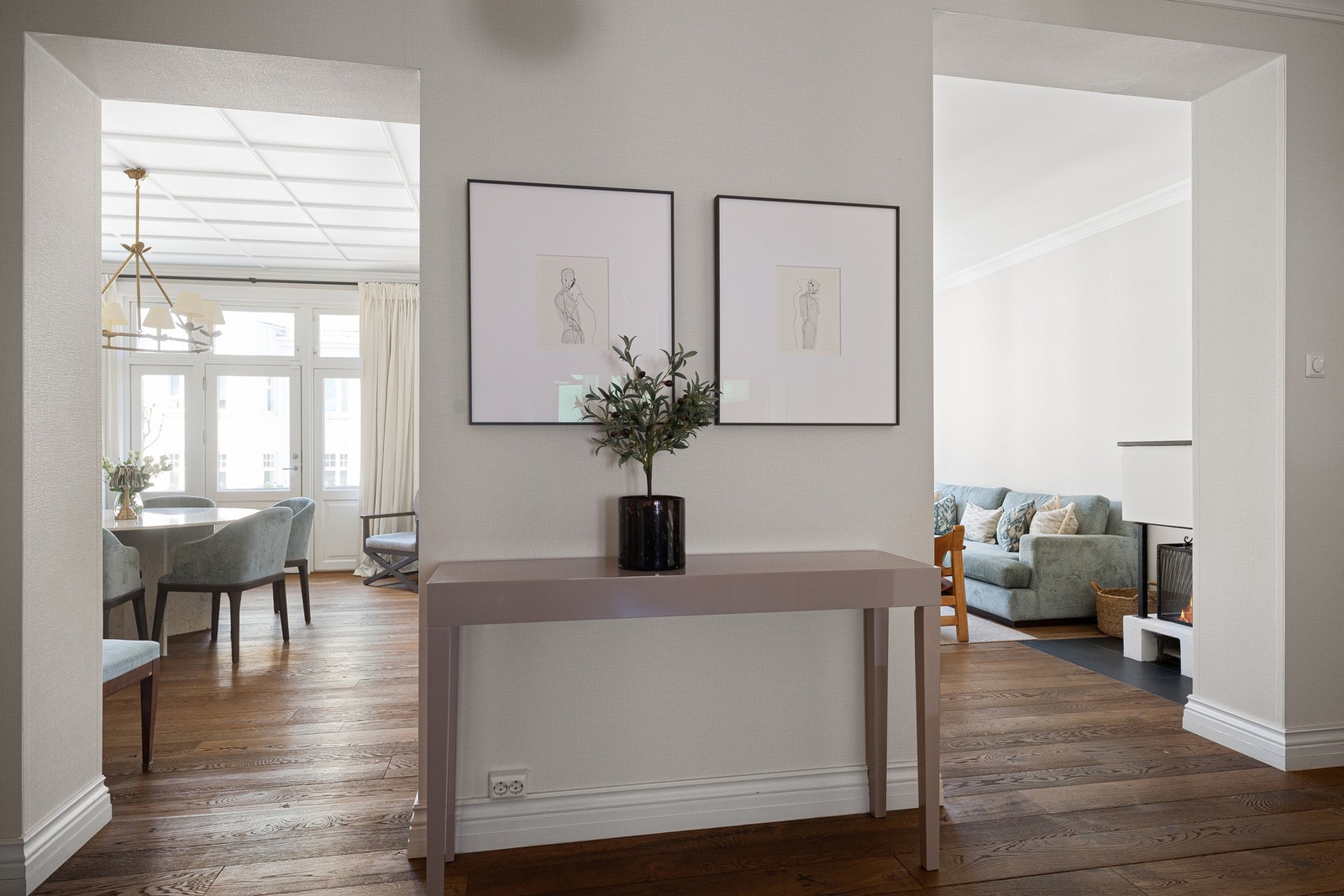 Gangen mellom kjøkken/stue/spisestue. Galleribilde