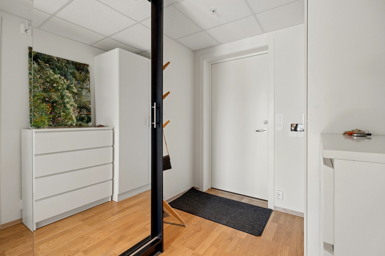 Velkommen inn! God plass til å henge fra seg yttertøy og sette fra seg sko i praktisk skyvedørsgarderobe. Galleribilde