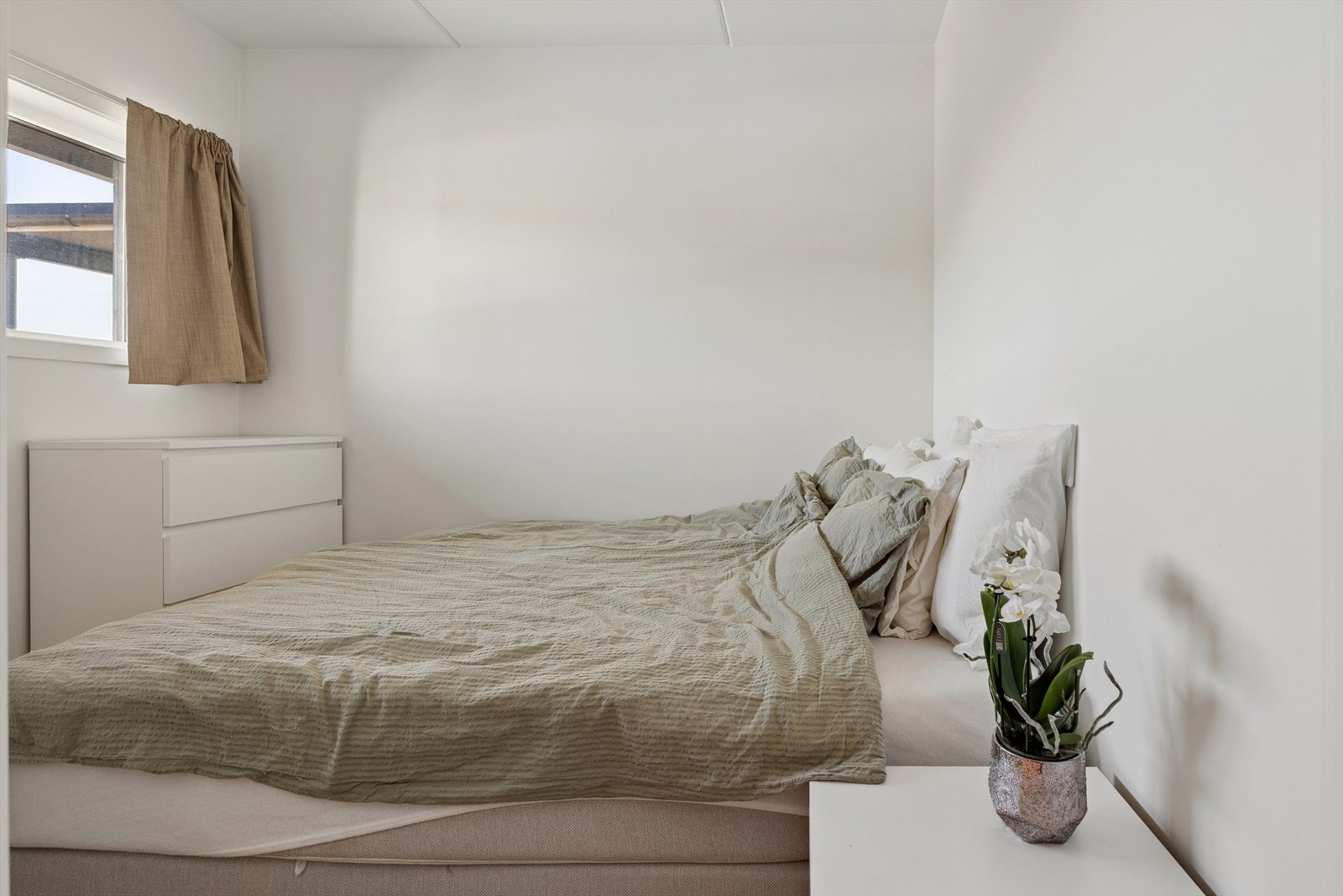 Soverommet har plass til dobbeltseng, nattbord og annen innredning. Galleribilde