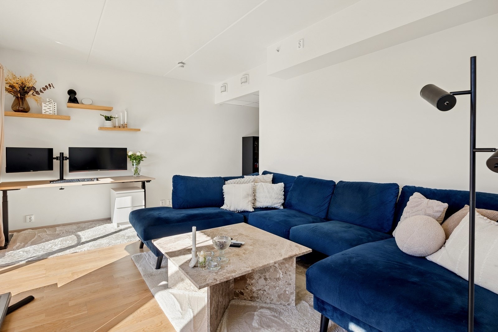 Videre inn i leiligheten blir du møtt av lyse og moderne malte flater. Galleribilde