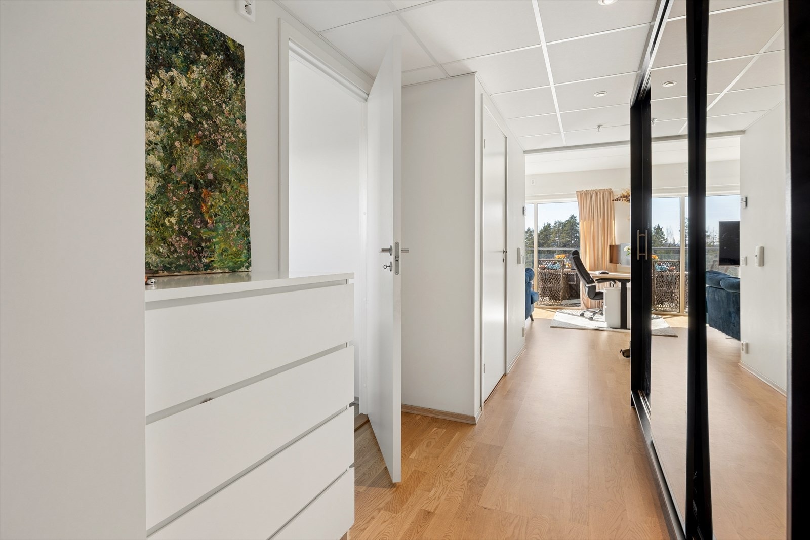 Leiligheten er luftig og lys, her er det masse innredningsmuligheter. Galleribilde