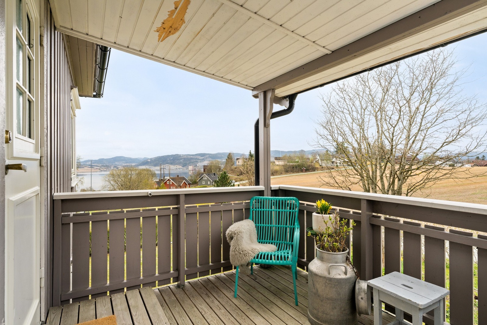 Overbygd inngangspart/veranda på vestsiden av huset hvor man kan nyte kveldssolen. Galleribilde
