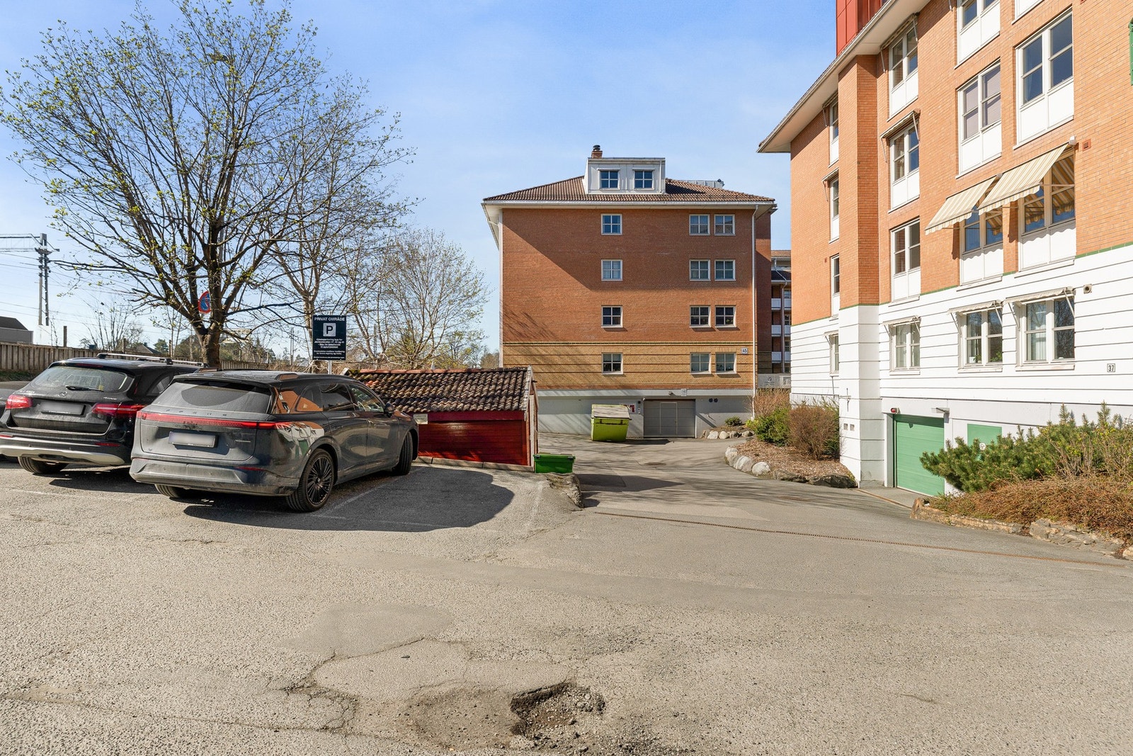 Gjesteparkeringsplasser ved innkjørselen. Galleribilde