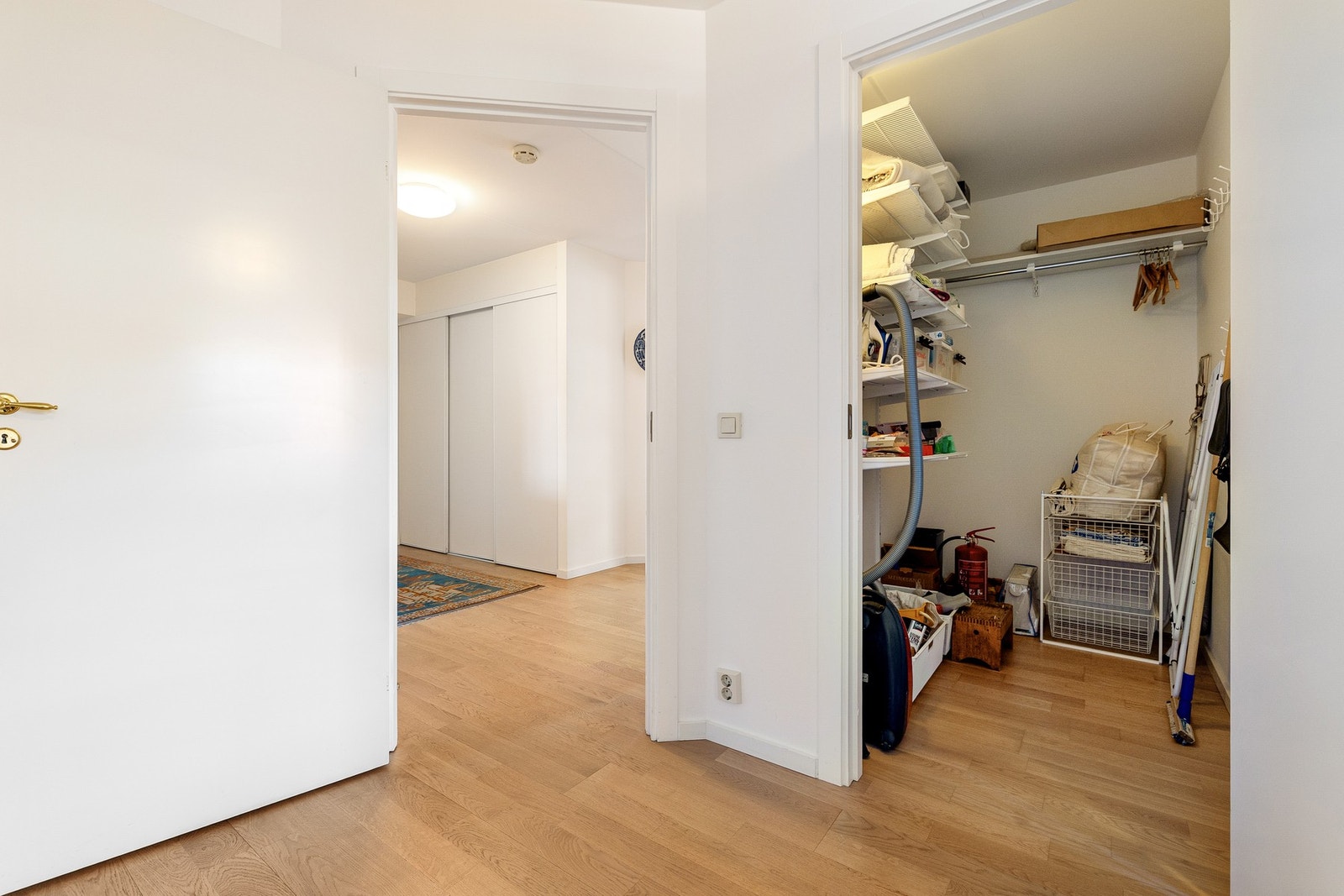 Fra soverommet har man også tilgang til en innvendig bod. Et praktisk rom for å kunne få unna rot, vaskesaker, støvsuger o.l. fra de sosiale rommene. Galleribilde