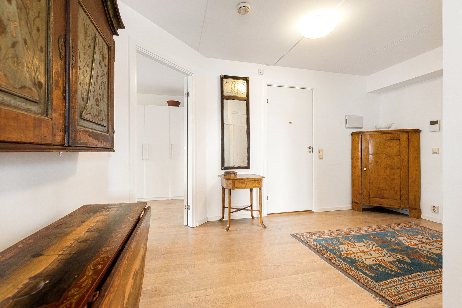 Sett mot hovedsoverommet tv. og badet, rett frem. Galleribilde