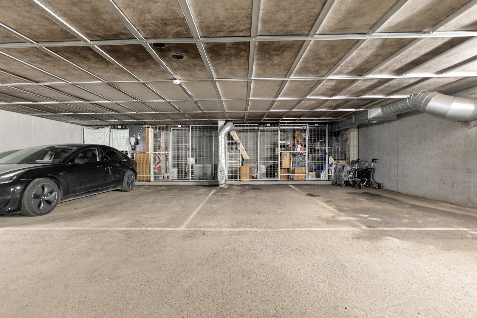 Leiligheten disponerer parkeringsplass i felles garasjeanlegg. Det er også en ekstern bod på ca. 4 m2 ifm garasjeplassen. Galleribilde