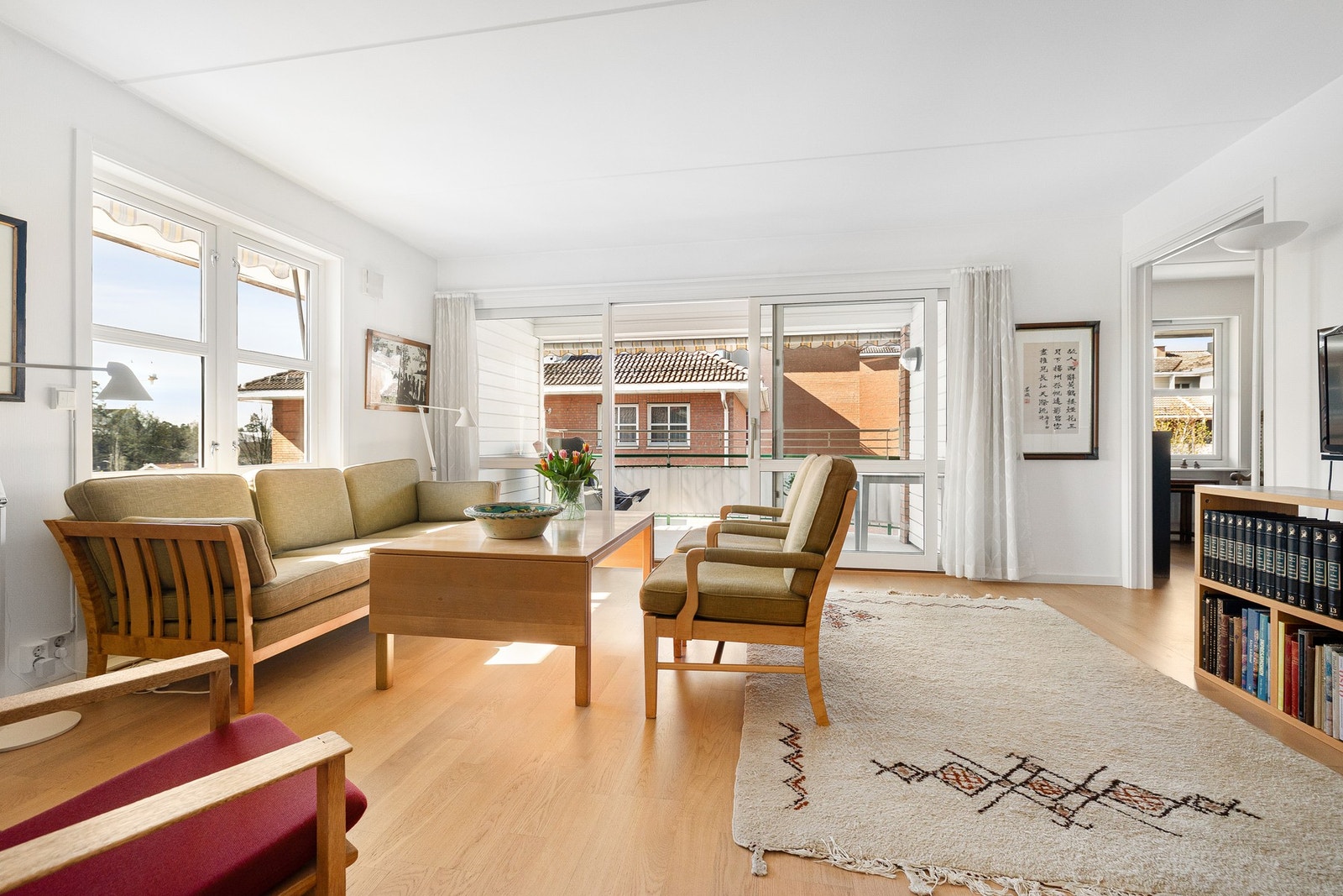 Mye naturlig lysinnslipp fra flere store vindusflater. Galleribilde