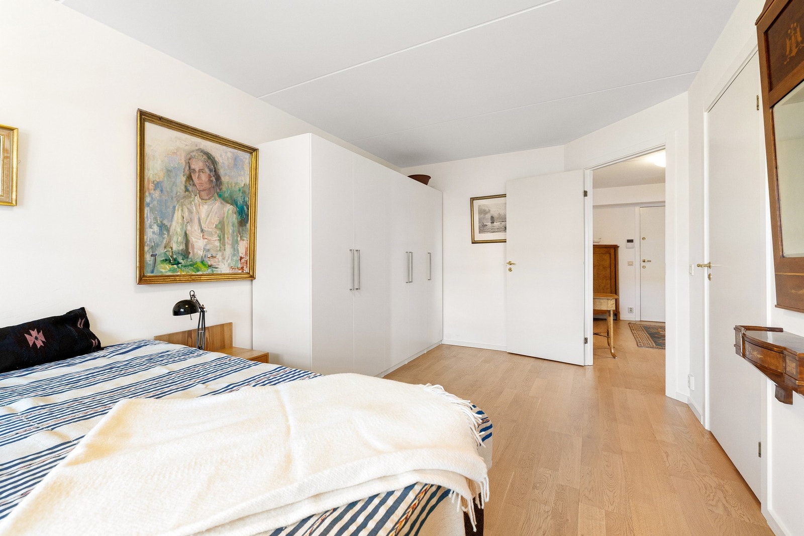 God plass til stor seng og rikelig med oppbevaring i stor garderobe som medfølger. Det er også gode muligheter for ytterligere oppbevaringsmøbler. Galleribilde