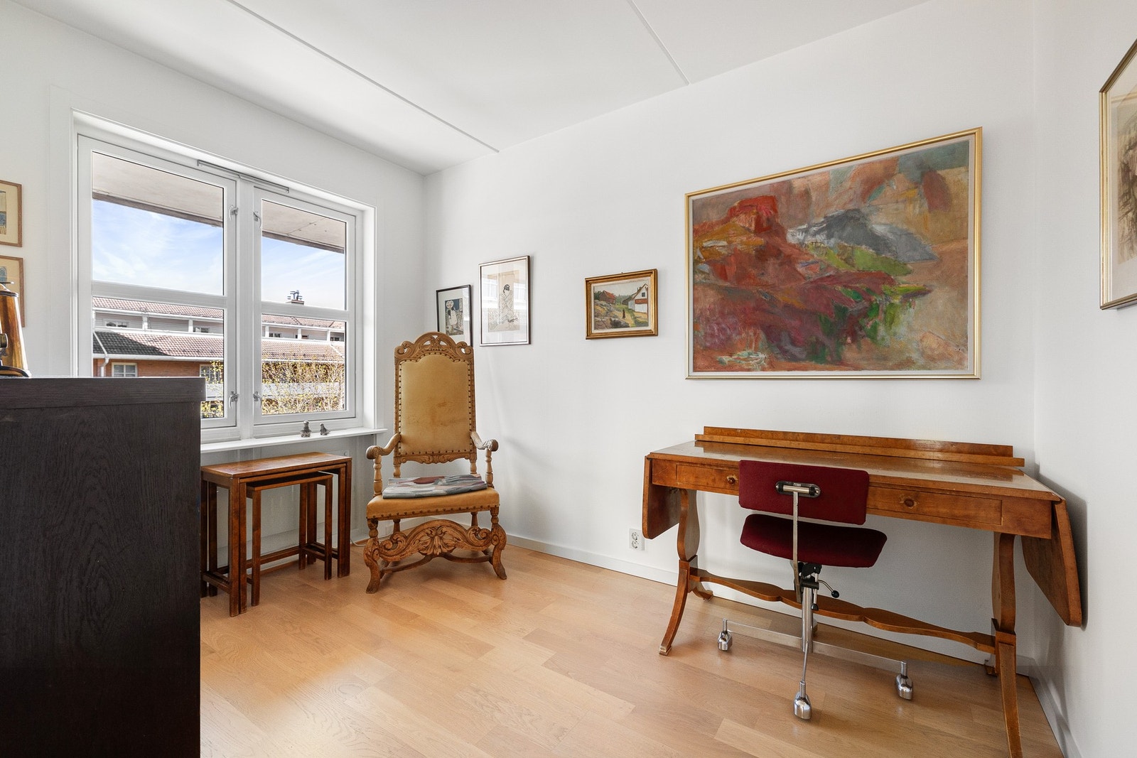 Fra stuen har man tilgang til ett av leilighetens to soverom (hovedsoverommet ligger ifm. mellomgang/entré). Galleribilde